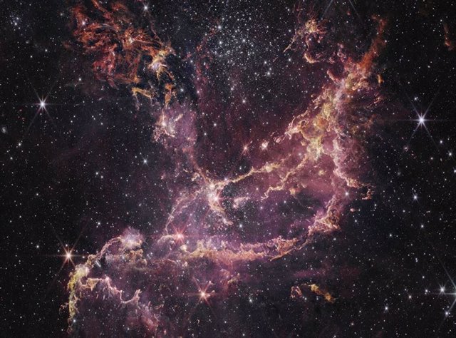 Imagen de la cámara de infrarrojo cercano (NIRCam) del Telescopio Espacial James Webb de la NASA de NGC 346, un dinámico cúmulo estelar que se encuentra dentro de una nebulosa a 200.000 años luz de distancia.