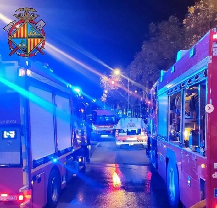 Camiones de Bomberos actuando por el incendio en un piso en la calle Alfons el Magnnim.