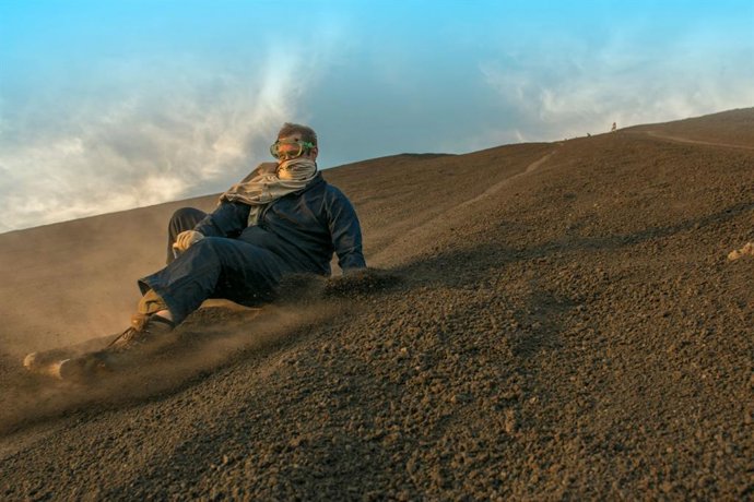 Sandboarding en el volcán Cerro Negro, Nicaragua.