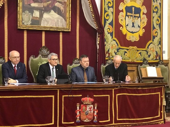Archivo -    El catedráticu de dialectóloxía de la Universidá d'Uviéu, Xosé Lluis García Arias, na presentación del 'Diccionariu Etimolóxicu de la Llingua Asturiana'.