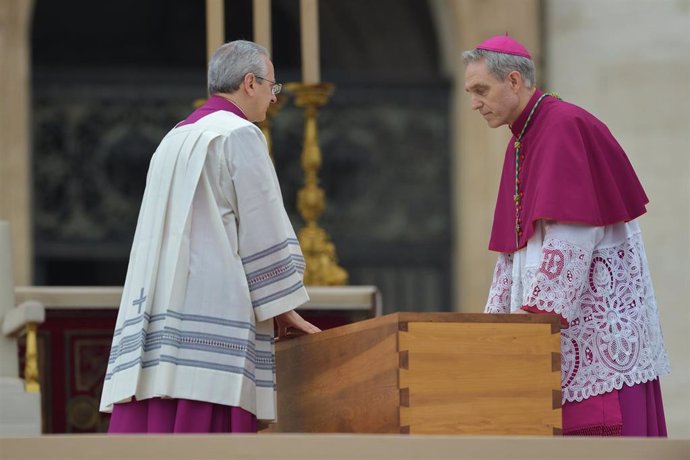 El secretario personal del papa Benedicto XVI, Georg Gnswein (d), junto al féretro, en el funeral del pontífice emérito, Benedicto XVI, en la basílica de San Pedro, a 5 de enero de 2023, en Ciudad del Vaticano, Roma (Italia). Benedicto XVI, de nombre s