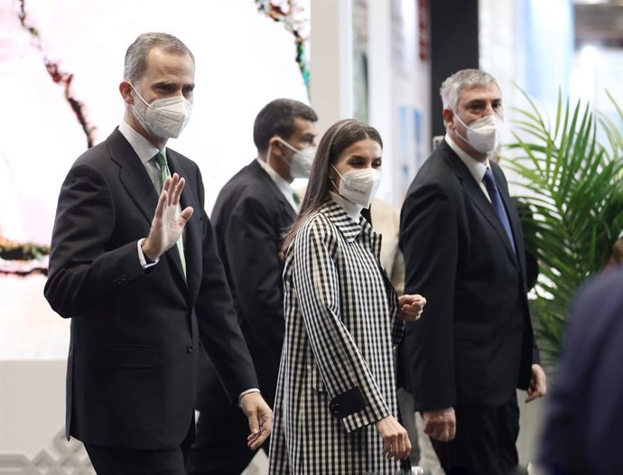 Archivo - (I-D) El rey Felipe VI; la reina Letizia y el presidente de Ifema, José Vicente de los Mozos, visitan el estand de Marruecos, en la 42 edición de la Feria Internacional del Turismo, Fitur 2022, en Ifema Madrid, a 19 de enero de 2022, en Madri