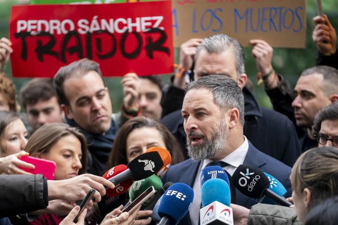 El presidente de Vox, Santiago Abascal, ofrece declaraciones a los medios a las puertas del Tribunal Constitucional (TC)