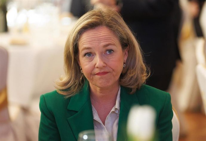 La vicepresidenta primera y ministra de Asuntos Económicos y Transformación Digital, Nadia Calviño, durante el almuerzo-coloquio en la XIII Edición del Foro Spain Investors Day en el Hotel Mandarín Oriental Ritz, a 12 de enero de 2023, en Madrid (España