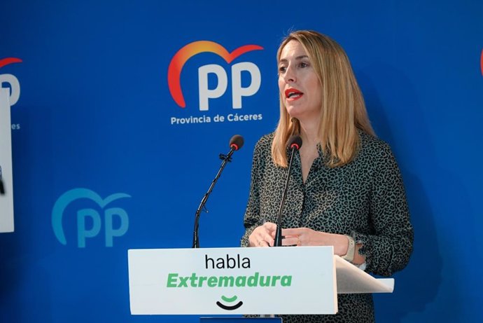 María Guardiola, presidente del PP en Extremadura, en una rueda de prensa