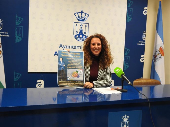 La delegada de Juventud del Ayuntamiento de Alcalá de Guadaíra, Rosa Carro, ha presentado este viernes la actividad que llevará a cabo Pedro García Aguada, 'El hermano mayor'.