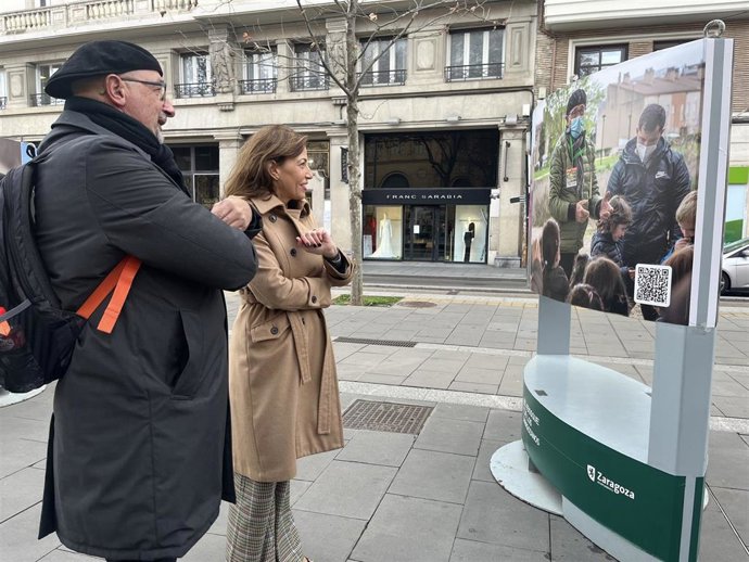 La consejera de Servicios Públicos y Movilidad del Ayuntamiento de Zaragoza, Natalia Chueca, visita la exposición sobre el Bosque de los Zaragozanos.