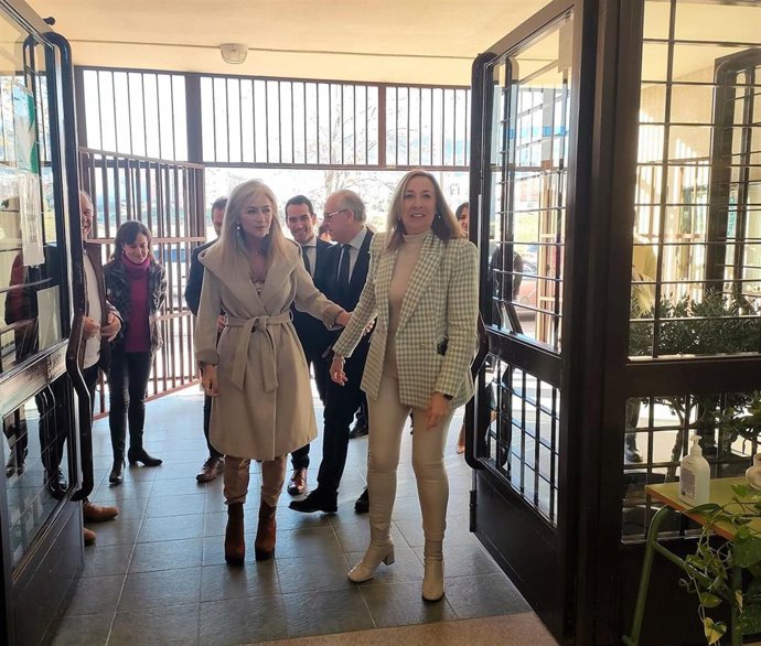 Patricia del Pozo (i), a su llegada al CEIP Cándido Nogales.