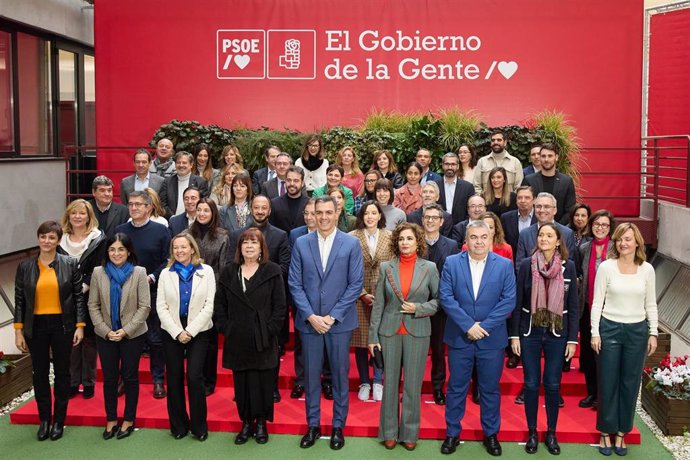 Foto de familia del secretario general del PSOE y presidente del Gobierno, Pedro Sánchez , junto a varios ministros del Gobierno y demás miembros del PSOE, a su llegada a la reunión de la Ejecutiva Federal del PSOE, en la sede del partido, a 13 de enero.