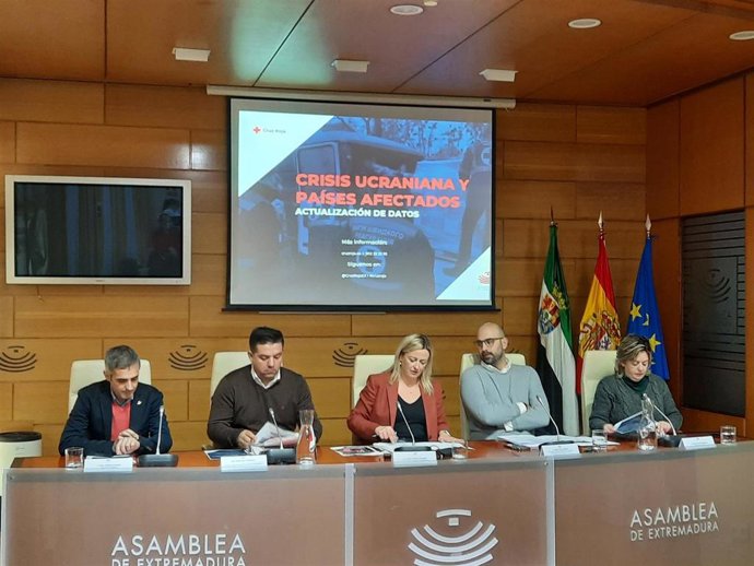 Autoridades, entre ellas la presidenta de la Asamblea, Blanca Martín, en una comparecencia para informar sobre actuación de Cruz Roja y otras instituciones ante la crisis humanitaria tras el conflicto en Ucrania