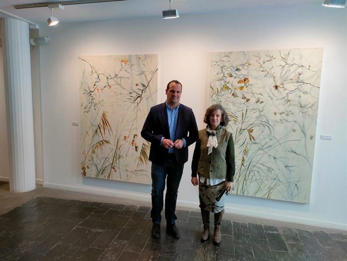 La pintora Ana Zaragozá y el diputado provincial de Cultura en Salamanca, David Mingo, junto a obras de la creadora zamorana.