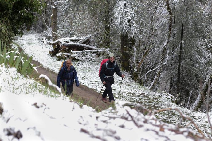 Archivo - Dos peregrinos caminan en la nieve por el pueblo prerromano de O Cebreiro, a 20 de abril de 2022, en O Cebreiro, Lugo, Galicia (España). Después de una Semana Santa con altas temperaturas y en mitad de la primavera, Galicia vuelve al invierno 