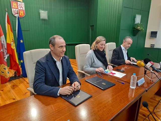 La consejera de Familia e Igualdad de Oportunidades, Isabel Blanco, en la firma de un convenio con representantes de la Asociación Castellana y Leonesa de Residencias y Servicios de Atención a los Mayores (Lares) y la Asociación de Residencias de Tercera.