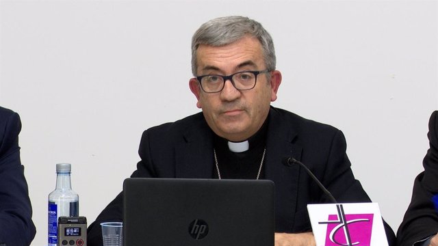 Archivo - El secretario general de la Conferencia Episcopal Española (CEE), Luis Argüello, en una rueda de prensa en Santiago de Compostela.