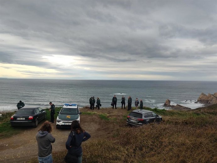 Varios vehículos y agentes de la Guardia Civil en el lugar donde han hallado el cuerpo sin vida de una mujer, en el entorno del Cabo de Peñas, a 23 de diciembre de 2022, en Gozón, Asturias (España). 