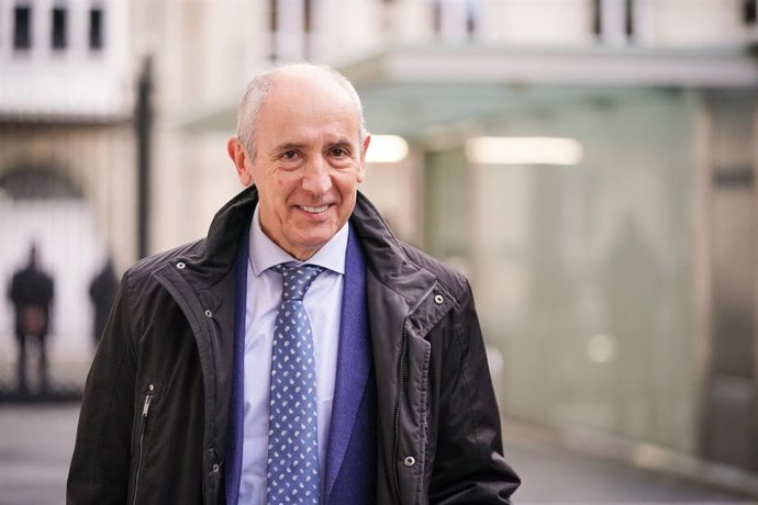 Archivo - El vicelehendakari primero y consejero de Seguridad, Josu Erkoreka, a su llegada a una sesión plenaria en el Parlamento Vasco, a 9 de diciembre de 2022, en Vitoria-Gasteiz