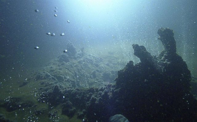 Actividad volcánica submarina a lo largo de una sección del cráter Kolumbo en el fondo marino, observada con el equipo de monitorización SANTORY.