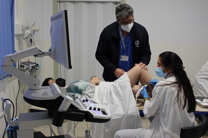 Profesionales de la Unidad Funcional de Parálisis Cerebral del Hospital Josep Trueta de Girona atienden a un paciente