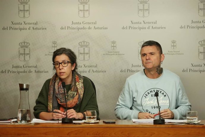 Archivo - Alba González y Rafael Palacios valoran en rueda de prensa las incorporaciones de propuestas de Podemos en el proyecto de presupuestos del Principado para 2023