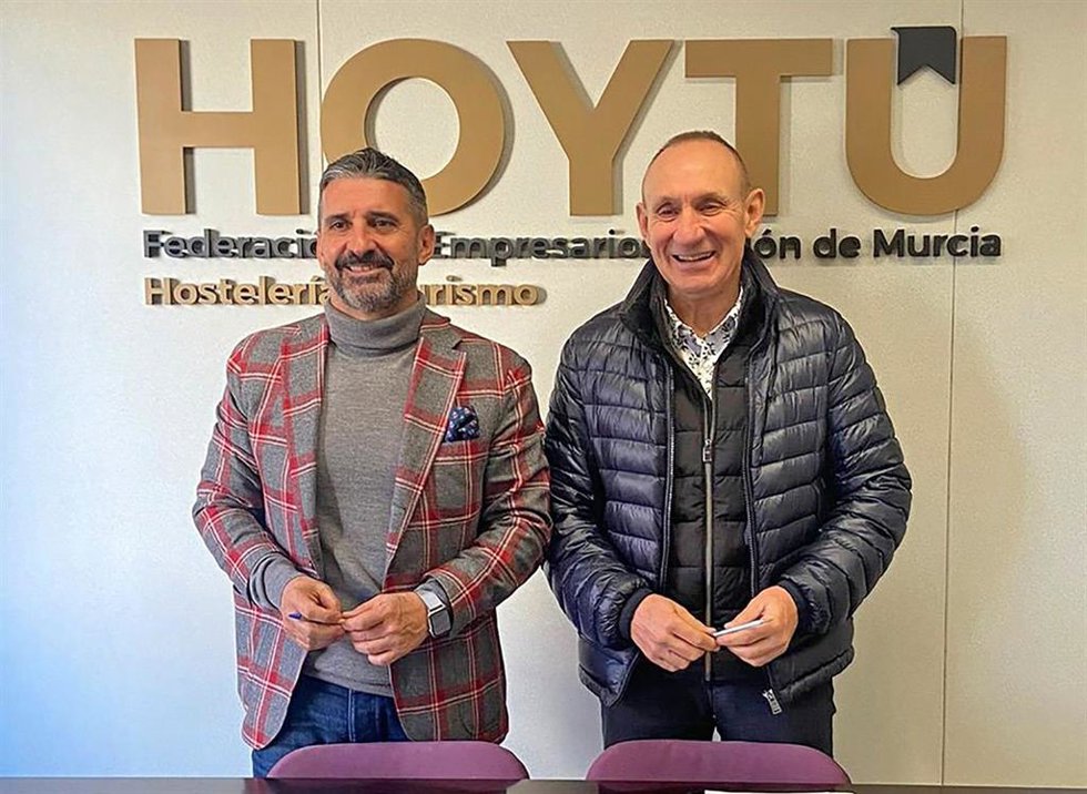 El presidente de la Federación Regional de Empresarios de Hostelería y Turismo (HoyTú), Jesús Jménez, y el CEO de Hevea Outdoor Furniture, José Antonio Ruiz