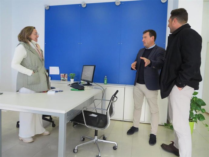 El delegado de Empleo, Empresa y Trabajo Autónomo de la Junta en Huelva, Alberto Santana, durante una visita a Jera Avanza Centro Especial de Empleo.