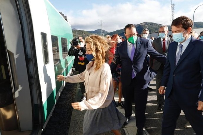 Archivo - La ministra de Transportes, Raquel Sánchez, sube al tren de alta velocidad para cruzar la variante de Pajares