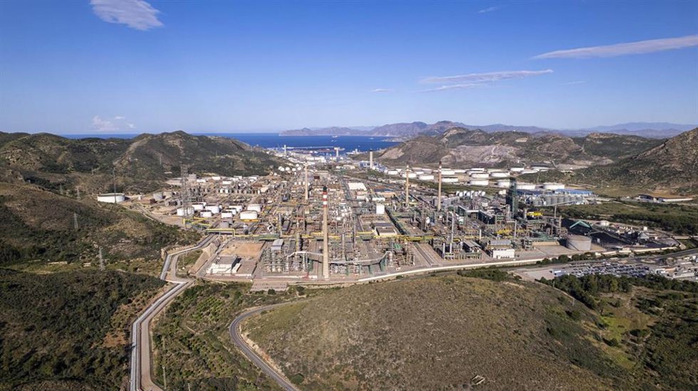 Archivo - Complejo industrial de Repsol en Cartagena