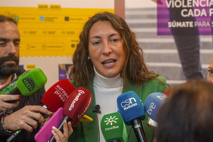 La consejera de Inclusión Social, Juventud, Familias e Igualdad, Loles López, atiende a los medios después de presidir una reunión de trabajo con la directora del Instituto Andaluz de la Mujer, Olga Carrión, y las responsables provinciales del IAM para 