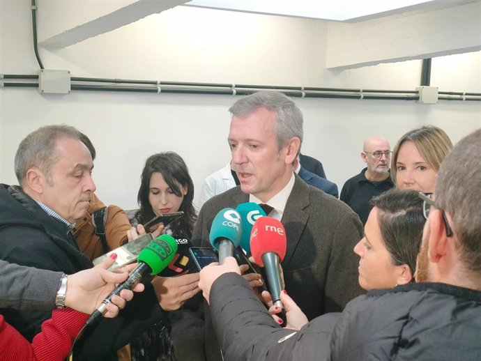 O presidente da Xunta, Alfonso Rueda, atendendo aos medios de comunicación.