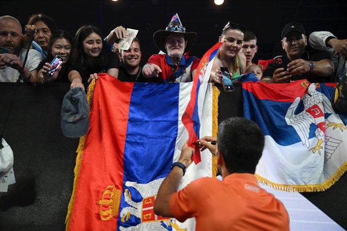 Novak Djokovic firma a los seguidores presentes en la Rod Laver Arena durante su entrenamiento con Nick Kyrgios