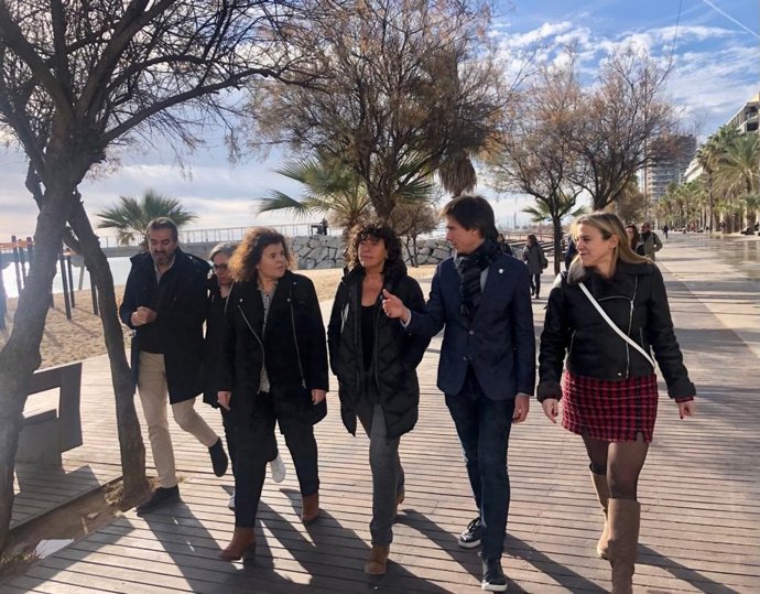 En el centro, la consellera de Acción Climática, Agricultura y Alimentación de la Generalitat, Teresa Jord, este viernes en Badalona (Barcelona).