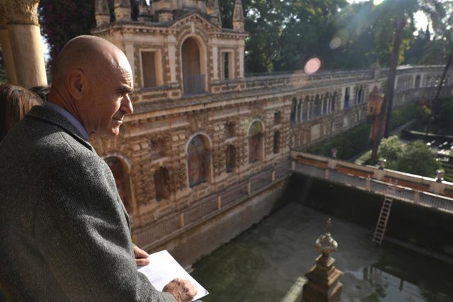 El alcalde de Sevilla, Antonio Muñoz, en el estanque de Mercurio, cuya rehabilitación ha empezado este viernes 13 de enero de 2022.