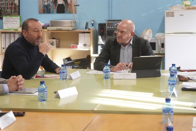 Jesús Julio Carnero (derecha) junto al coordinador de Pajarillos de Educa Alberto Rodríguez Gonzalo.