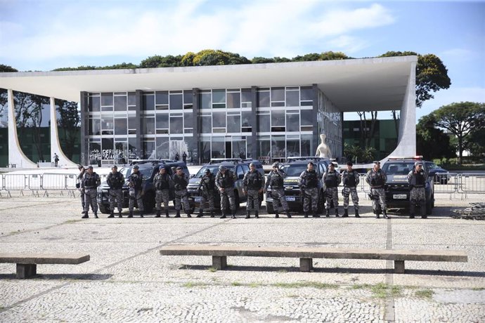 Agentes de la Policía Militar frente al Palacio del Planalto.