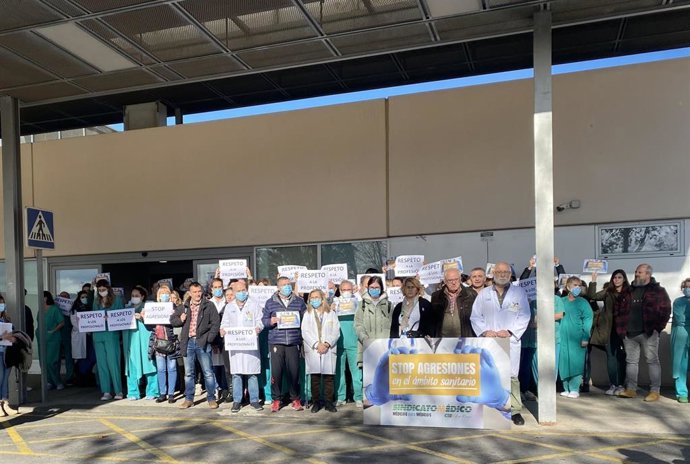 Personal sanitario muestra su repulsa por la agresión a dos médicos