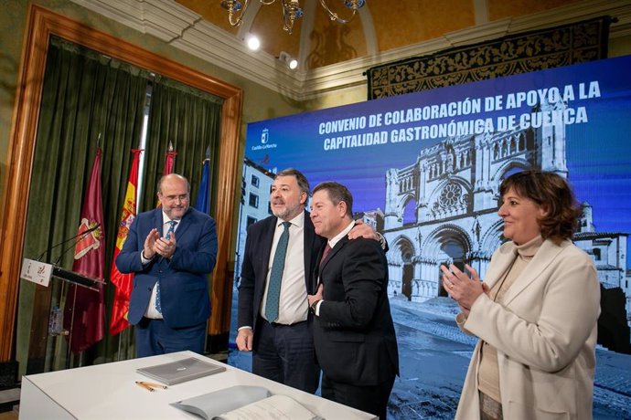 El presidente de C-LM, Emiliano García-Page, y el alcalde de Cuenca, Darío Dolz, firmando el convenio de colaboración para la Capitalidad Española de la Gastronomía que ostentará la ciudad conquense este 2023