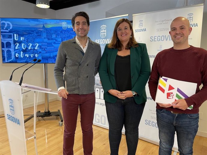 La alcaldesa de Segovia, Clara Martín, junto con los portavoces de PSOE e Izquierda Unida.