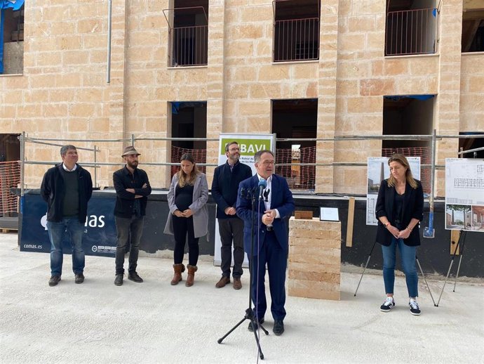 El director de Vivienda del Ayuntamiento de Palma, Josep María Rigó, el arquitecto del Ibavi, Carles Oliver, la directora general de Vivienda, Cris Ballester, el conseller de Movilidad y Vivienda, Josep Marí, y la gerente del Ibavi, Olvido Terrassa.
