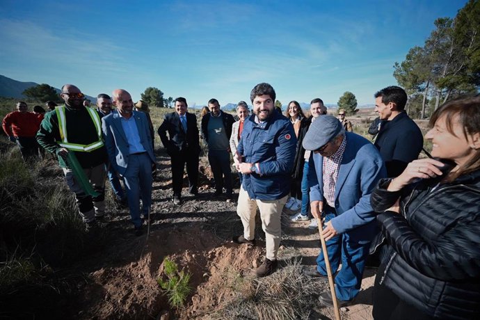El presidente de la Comunidad, Fernando López Miras, visita el proyecto de reforestación de Disfrimur en la sierra del Molino de Calasparra