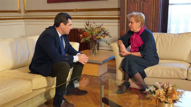 El presidente de la Junta de Andalucía, Juanma Moreno, recibe a la presidenta de la Asociación de Familias y Mujeres del Medio Rural (Afammer), Carmen Quintanilla, en el Palacio de San Telmo.