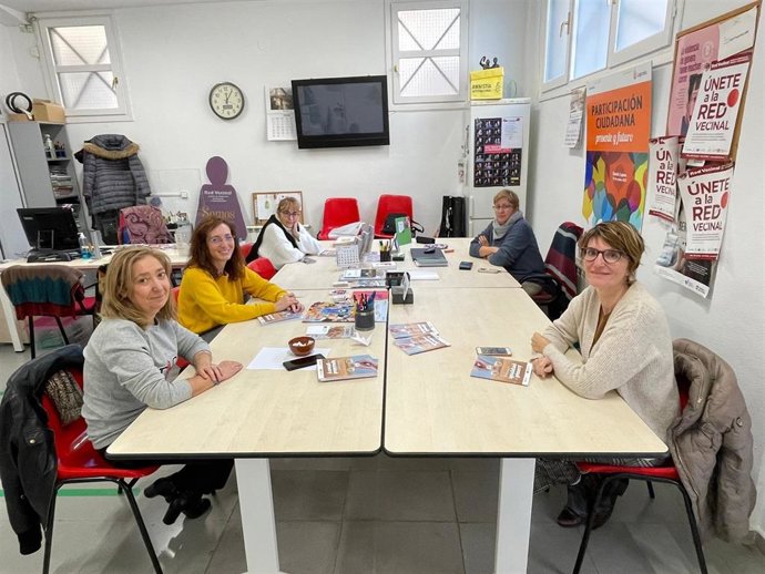 La concejala de Igualdad, Eva Tobías Olarte, ha visitado esta mañana el proyecto 'Hablemos de Igualdad de género' que desarrolla la Federación de Asociaciones Vecinales de La Rioja