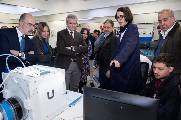 El presidente da Xunta, Alfonso Rueda, acompañado por el presidente del Puerto de Vigo, Jesús Vázquez Almuiña, este viernes.