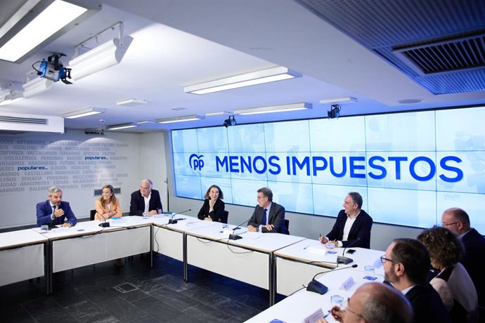 Archivo - (I-D) El vicesecretario de Economía del PP, Juan Bravo; la vicesecretaria de Políticas Sociales del PP, Carmen Navarro; el vicesecretario de Institucional del PP, Esteban González Pons;   la secretaria general del Partido Popular, Cuca Gamarra