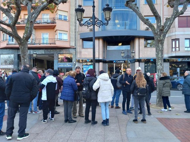 Vecinos de La Estrella acuden a CaixaBank para pedir que no cierren la sucursal: "Piensen en nuestros mayores"