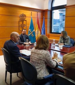 Adrián Barbón, en el centro