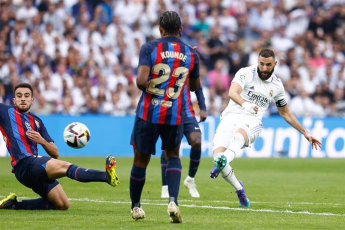 Archivo - Karim Benzema dispara a puerta ante Eric García y Jules Koundé en el Real Madrid-FC Barcelona de LaLiga Santander 2022-2023