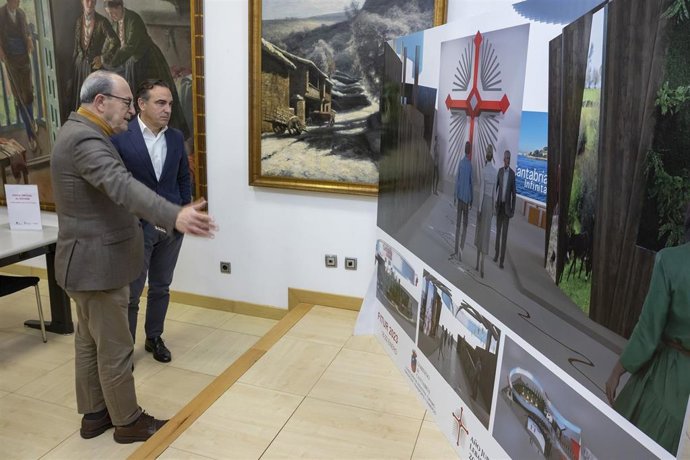 El consejero de Turismo, Javier López Marcano, muestra el estand de Cantabria en Fitur.
