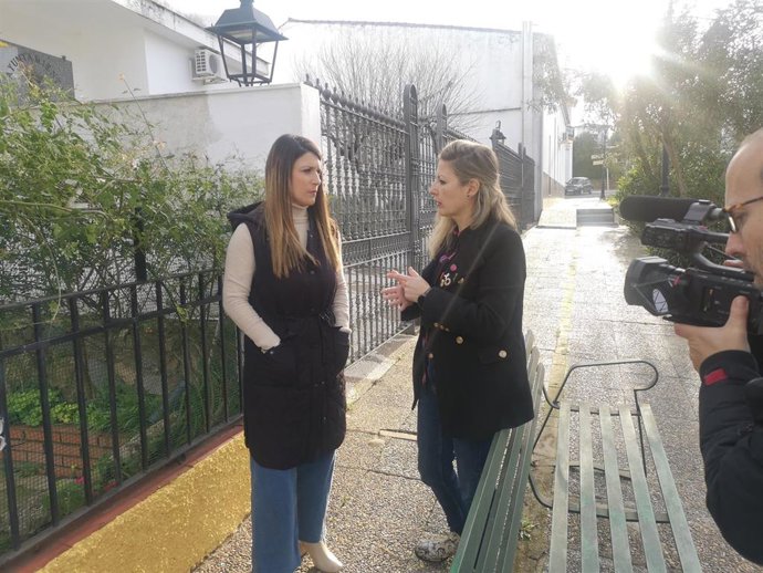 La secretaria de Política Municipal del PSOE de Huelva, Maite Rodríguez (derecha), junto a la alcaldesa de Campofrío,  Mercedes López.