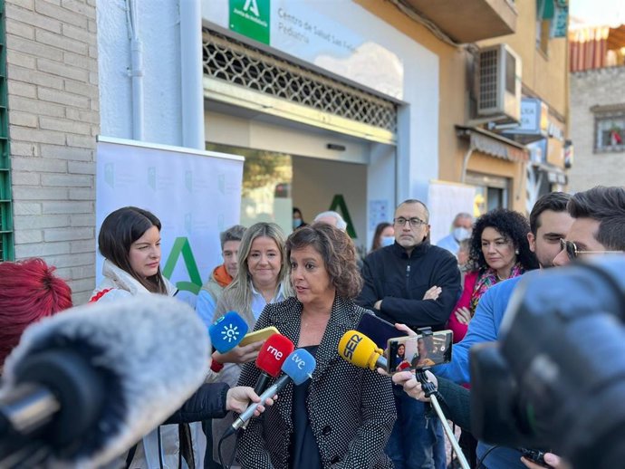 La consejera de Salud, Catalina García, atiende a los periodistas.