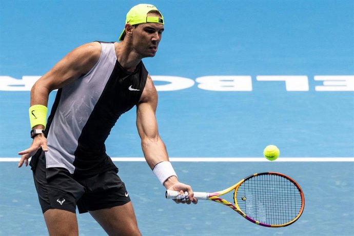 El tenista español Rafa Nadal entrena en Melbourne Park